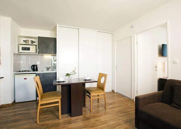 Апарт-готель Sejours & Affaires Le Clos Beaumois