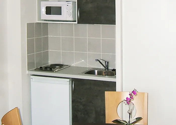 Sejours & Affaires Le Clos Beaumois 2*