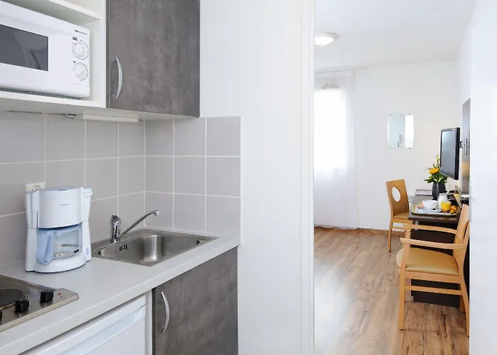 Sejours & Affaires Le Clos Beaumois Апарт-готель Кан