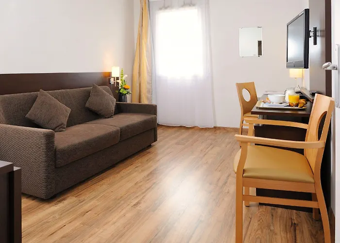 Апарт-готель Sejours & Affaires Le Clos Beaumois 2*