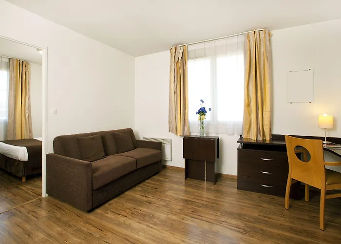 Апарт-готель Sejours & Affaires Le Clos Beaumois 2*