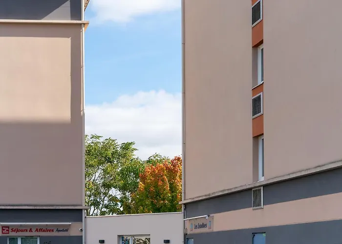 Апарт-готель Sejours & Affaires Le Clos Beaumois 2*