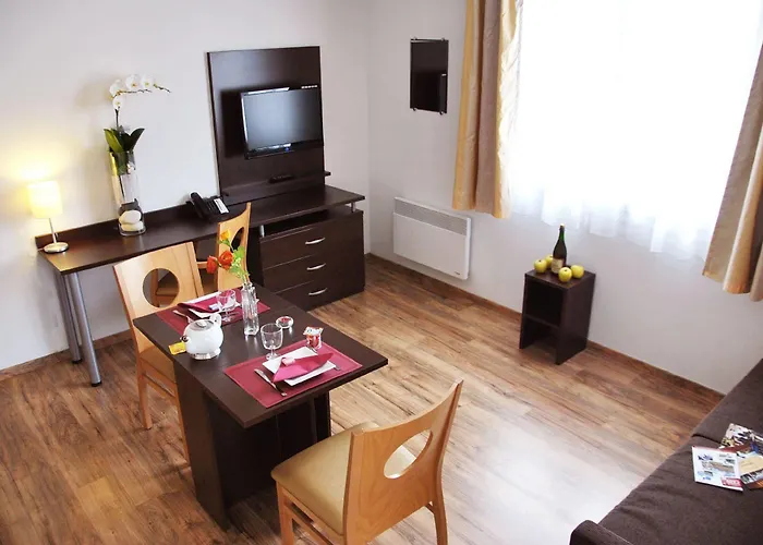 Апарт-готель Sejours & Affaires Le Clos Beaumois 2*